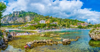 Taormina, İtalya, 24 Nisan 2017: İnsanlar yaz Isola Bella Taormina, Sicilya, Ital içinde yakınındaki bir plajda tadını çıkarıyor