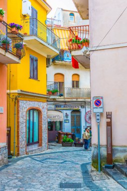 Castelmola, İtalya, 24 Nisan 2017: Castelmola, Sicilya, Ital dar bir sokakta görünümünü