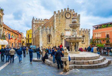 Taormina, İtalya, 24 Nisan 2017: İnsanlar üzerinde piazza Duomo Taormina, Sicilya, Ital içinde gezinme