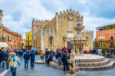 Taormina, İtalya, 24 Nisan 2017: İnsanlar üzerinde piazza Duomo Taormina, Sicilya, Ital içinde gezinme