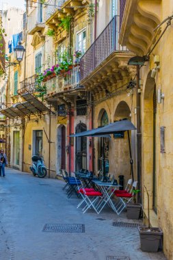 Syracuse, İtalya, 25 Nisan 2017: Syracuse, Sicilya, Ital dar bir sokakta görünümünü