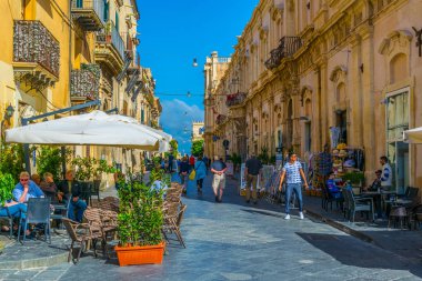 Noto, İtalya, 25 Nisan 2017: İnsanlar üzerinde corso Vittorio Emanuele Noto, Sicilya, Ital içinde gezinme