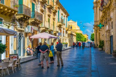 Noto, İtalya, 25 Nisan 2017: İnsanlar üzerinde corso Vittorio Emanuele Noto, Sicilya, Ital içinde gezinme
