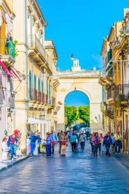 Noto, İtalya, 25 Nisan 2017: Noto, Sicilya, Ital Porta Reale o Ferdinandea görünümünü