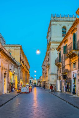 Noto, İtalya, 25 Nisan 2017: Corso Vittorio Emanuele Noto, Sicilya, Ital gün batımı görünümü