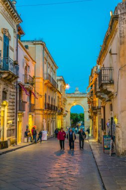 Noto, İtalya, 25 Nisan 2017: Corso Vittorio Emanuele Noto, Sicilya, Ital gün batımı görünümü