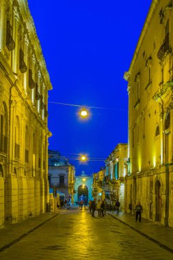 Noto, İtalya, 25 Nisan 2017: Corso Vittorio Emanuele Noto, Sicilya, Ital gün batımı görünümü