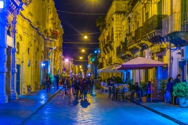 Noto, İtalya, 25 Nisan 2017: Corso Vittorio Emanuele Noto, Sicilya, Ital gün batımı görünümü