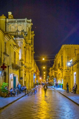 Noto, İtalya, 25 Nisan 2017: Corso Vittorio Emanuele Noto, Sicilya, Ital gün batımı görünümü