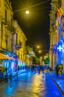 Noto, İtalya, 25 Nisan 2017: Corso Vittorio Emanuele Noto, Sicilya, Ital gün batımı görünümü