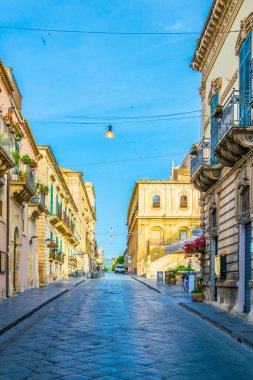 Noto, İtalya, 26 Nisan 2017: İnsanlar üzerinde corso Vittorio Emanuele Noto, Sicilya, Ital içinde gezinme