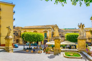 Modica, İtalya, 26 Nisan 2017: Chiesa di san Giovanni Evangelista Modica, Sicilya, Ital içinde önünde küçük bir kare görünümünü