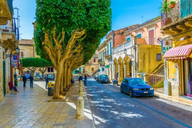 Modica, İtalya, 26 Nisan 2017: Modica, Sicilya, Ital dar bir sokakta, görünüm
