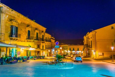Ragusa, İtalya, 26 Nisan 2017: Ragusa, Sicilya, Ital piazza duomo gece görünümü