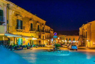 Ragusa, İtalya, 26 Nisan 2017: Ragusa, Sicilya, Ital piazza duomo gece görünümü