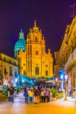Ragusa, İtalya, 26 Nisan 2017: Gece görünümü san giorgio Ragusa Sicilya, Ital Katedrali