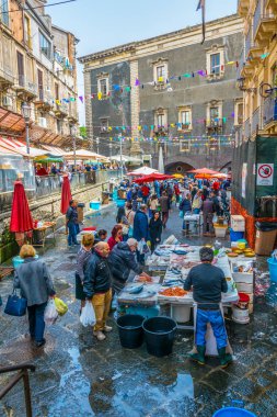 Catania, İtalya, 27 Nisan 2017: Ünlü Cumartesi balık pazarında Catania, Sicilya, Ital görünümünü