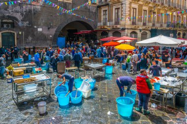 Catania, İtalya, 27 Nisan 2017: Ünlü Cumartesi balık pazarında Catania, Sicilya, Ital görünümünü