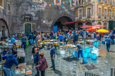 Catania, İtalya, 27 Nisan 2017: Ünlü Cumartesi balık pazarında Catania, Sicilya, Ital görünümünü