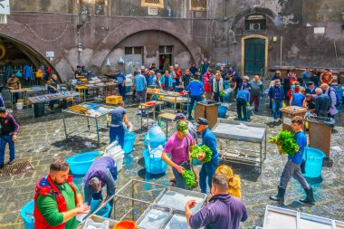 Catania, İtalya, 27 Nisan 2017: Ünlü Cumartesi balık pazarında Catania, Sicilya, Ital görünümünü