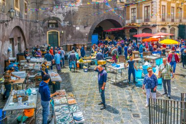 Catania, İtalya, 27 Nisan 2017: Ünlü Cumartesi balık pazarında Catania, Sicilya, Ital görünümünü