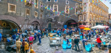 Catania, İtalya, 27 Nisan 2017: Ünlü Cumartesi balık pazarında Catania, Sicilya, Ital görünümünü