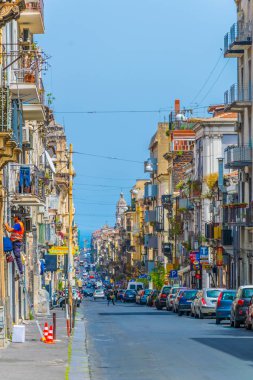Catania, İtalya, 27 Nisan 2017: Catania, Sicilya, Ital dar bir sokakta görünümünü