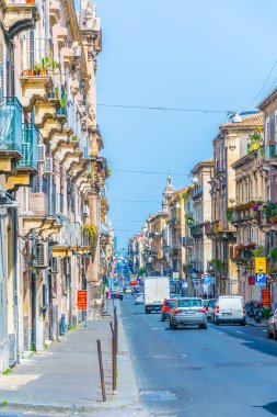 Catania, İtalya, 27 Nisan 2017: Catania, Sicilya, Ital dar bir sokakta görünümünü
