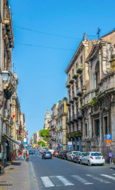 Catania, İtalya, 27 Nisan 2017: Catania, Sicilya, Ital dar bir sokakta görünümünü