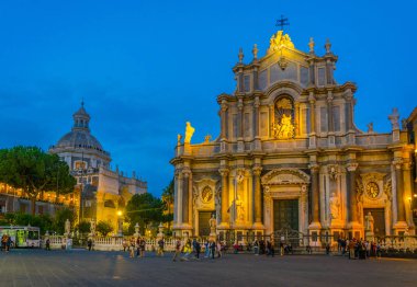 Catania, İtalya, 28 Nisan 2017: Gece görünümü aziz agatha ve Catania, Sicilya, Ital bir fil Çeşme katedral