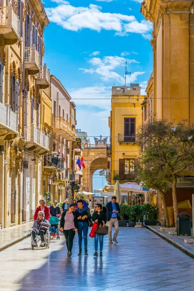 Marsala Italien April 2017 Menschen Gehen Der Sizilianischen Stadt Marsala — Stockfoto