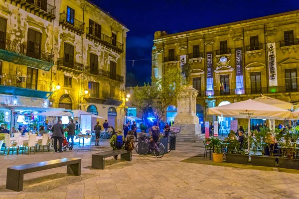 Palermo Italia Abril 2017 Vista Nocturna Una Plaza Bologni Palermo —  Fotos de Stock