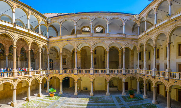 ПАЛЕРМО, ИТАЛИЯ, 23 апреля 2017 г.: Двор Палаццо дей Норманни в Палермо, Сицилия, Итал
