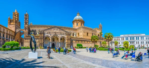 Palermo Italia Abril 2017 Gente Está Paseando Frente Catedral Palermo — Foto de Stock