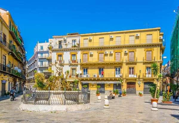 Palermo Italië April 2017 Uitzicht Een Klein Plein Palermo Sicilië — Stockfoto