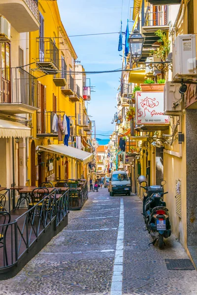 Cefalu Italia Abril 2017 Vista Una Calle Estrecha Cefalú Sicilia — Foto de Stock