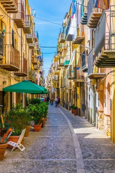 Cefalu Italia Abril 2017 Vista Una Calle Estrecha Cefalú Sicilia —  Fotos de Stock