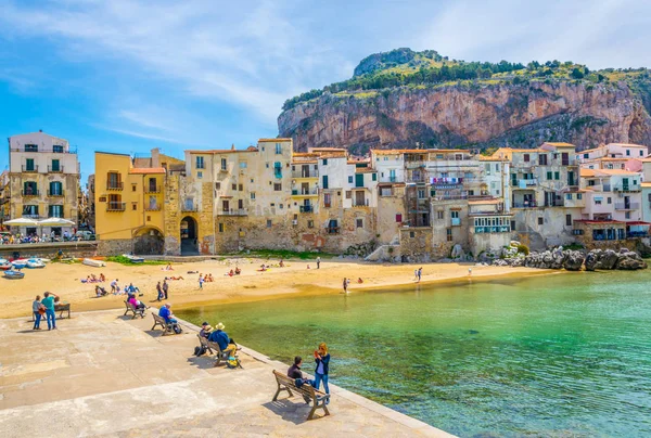 Cefalu Italie Avril 2017 Les Gens Sont Allongés Sur Une — Photo