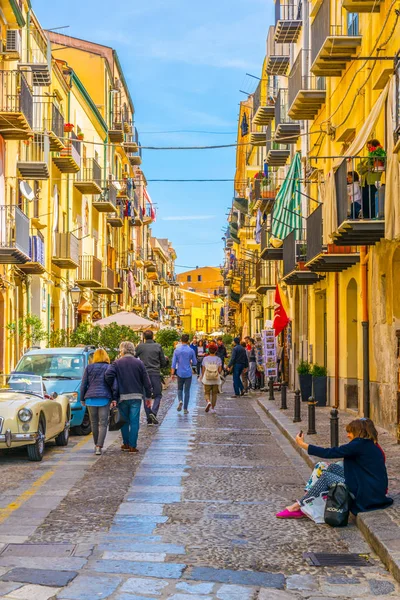 Cefalu Italia Abril 2017 Vista Una Calle Estrecha Cefalú Sicilia —  Fotos de Stock