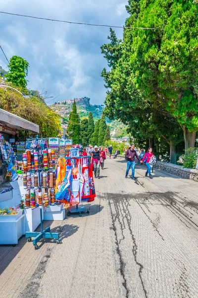 Taormina Italy April 2017 People Strolling Narrow Street Taormina Sicily — Stock Photo, Image