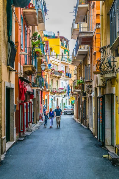 Taormina Olaszország 2017 Április Emberek Sétálnak Egy Keskeny Utcában Található — Stock Fotó