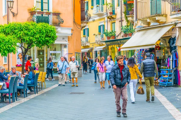Taormina Italy April 2017 People Strolling Narrow Street Taormina Sicily — Stock Photo, Image
