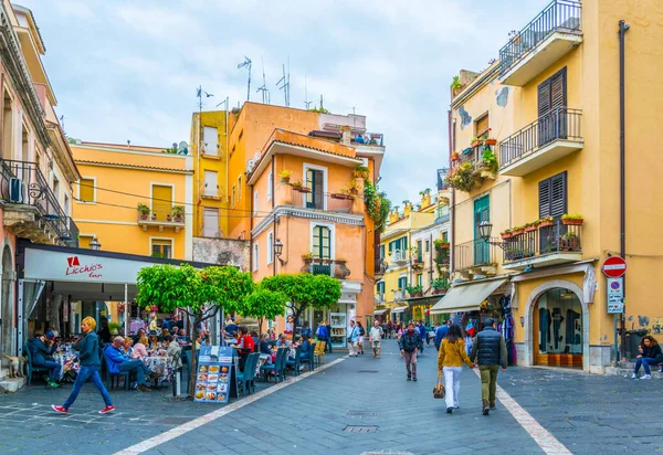 Taormina Italia Abril 2017 Gente Está Paseando Por Una Calle — Foto de Stock