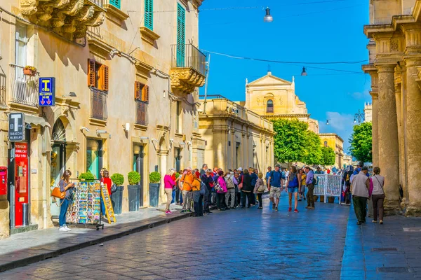 Noto, İtalya, 25 Nisan 2017: İnsanlar üzerinde corso Vittorio Emanuele Noto, Sicilya, Ital içinde gezinme