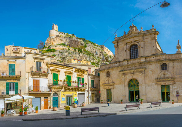 МОДИКА, ИТАЛИЯ, 26 апреля 2017 года: Вид на Дворец Конти и Кьеза ди Санта Мария ди Бетлем в Модике, Сицилии, Итале
