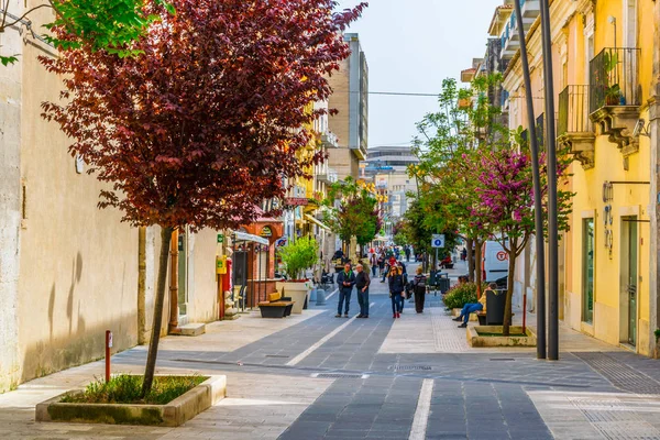 Ragusa, İtalya, 26 Nisan 2017: Ragusa, Sicilya, Ital dar bir sokakta görünümünü