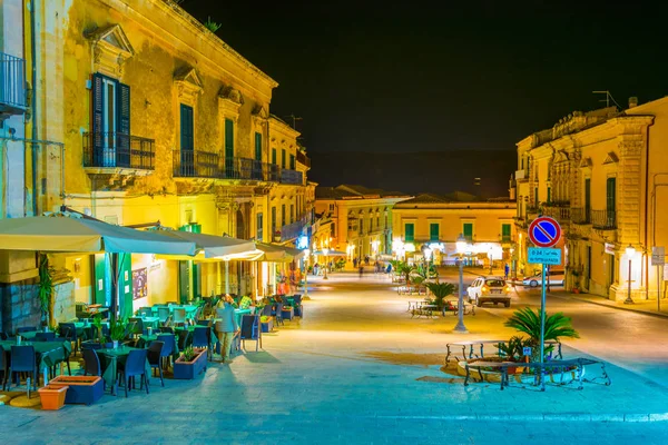 Ragusa, İtalya, 26 Nisan 2017: Ragusa, Sicilya, Ital piazza duomo gece görünümü