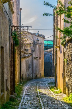 Sicilya, Ital Erice tarihi merkezi köyü dar bir sokakta görünümünü