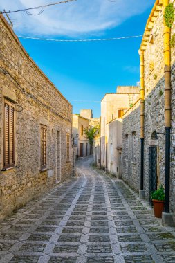Sicilya, Ital Erice tarihi merkezi köyü dar bir sokakta görünümünü