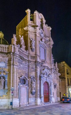 Trapani, Sicilya, Ital ışıklı bir kilisede gece görünümü